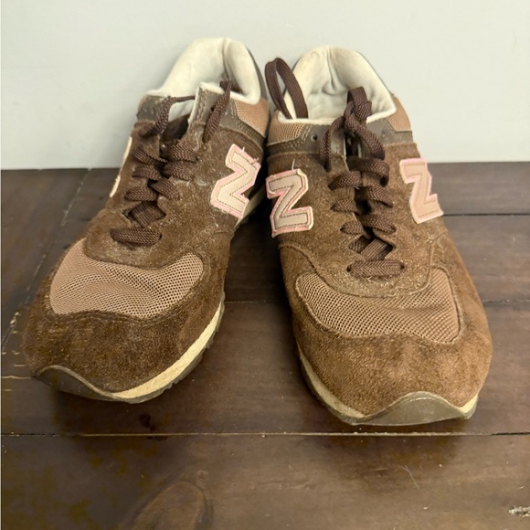 New Balance 574 Brown Suede Pink Logo Sneakers Women’s Size 9 Classic Retro - Picture 2 of 7